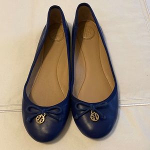 Tory Burch blue soft leather ballet flats with bow and gold charm size 8.5